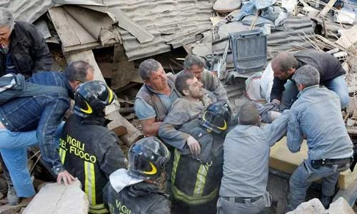 Chùm ảnh cứu hộ nạn nhân động đất ở Italy