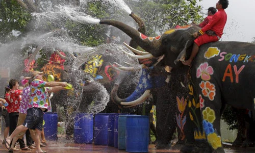 Thái Lan tưng bừng trong lễ hội té nước truyền thống