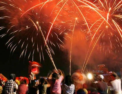 Thích thú tục "tự sướng" đón Tết của người châu Á