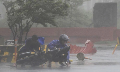 Chùm ảnh con người nhỏ bé vật lộn trong siêu bão