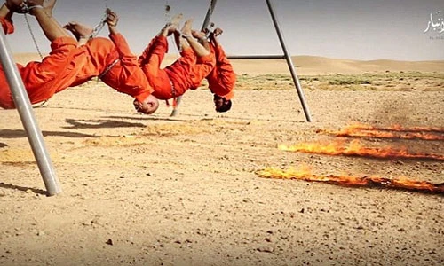 Lạnh người cảnh phiến quân IS treo ngược rồi thiêu sống tù nhân