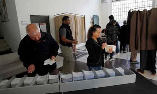 Ảnh: Dân Pháp đi bỏ phiếu vòng 1 bầu cử Tổng thống