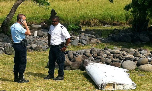 Cận cảnh mảnh vỡ máy bay nghi của MH370