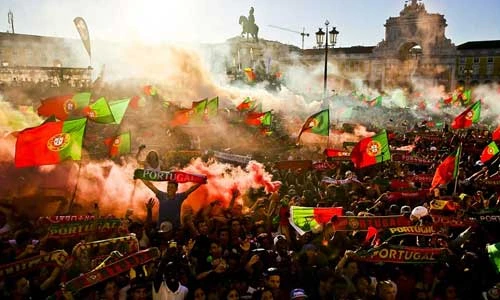 CĐV Bồ Đào Nha ăn mừng đội nhà vô địch EURO 2016