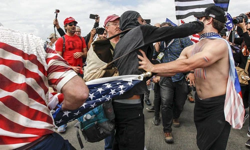 Chùm ảnh hỗn chiến bên bờ biển vì Tổng thống Donald Trump