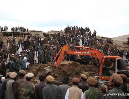 Tang thương sau vụ lở đất kinh hoàng, khiến 300 người chết