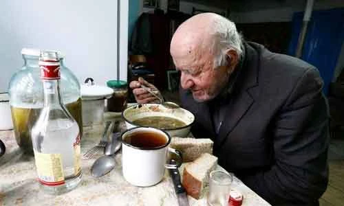 Ảnh: Cụ ông một mình sống gần Vùng cấm Chernobyl 