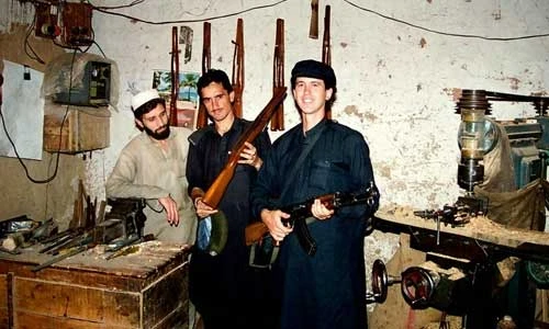 Đột nhập làng sản xuất súng rẻ hơn smartphone