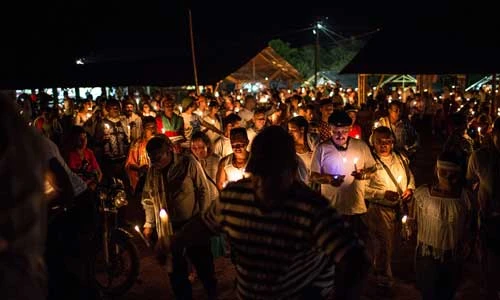 Ảnh chiến binh FARC cầu nguyện trước khi trở lại đời thường