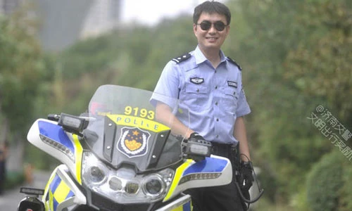 Ngắm loạt cảnh sát giao thông đẹp trai nhất Trung Quốc