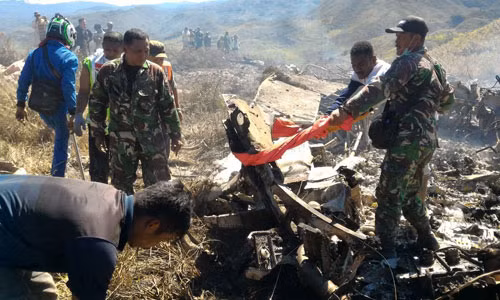 Hiện trường rơi máy bay quân sự Indonesia, 13 người chết