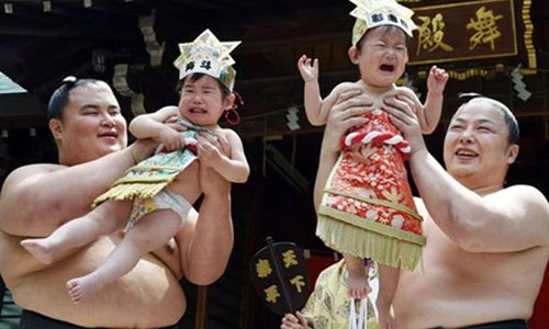 Độc đáo cuộc thi đô vật Sumo chọc trẻ em khóc