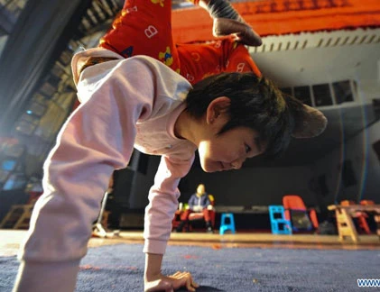 Cuộc hành xác của những nghệ sĩ xiếc nhí Trung Quốc