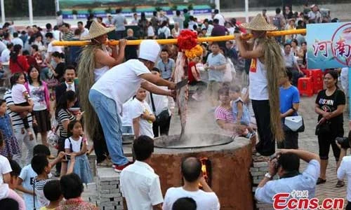 Hội thi nấu cá mừng mùa màng bội thu ở Trung Quốc