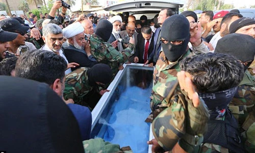 Dân chúng Iraq đổ xô đi xem thi thể thủ lĩnh IS