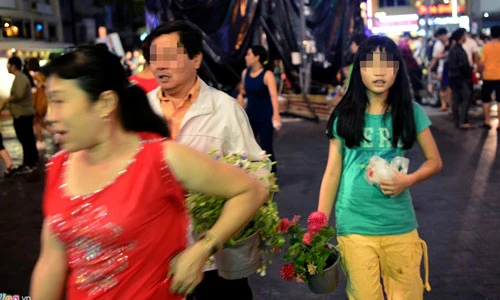 Ảnh: Vượt rào vào “mót” hoa ở đường hoa Nguyễn Huệ đêm bế mạc