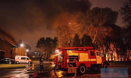 Nhà kho chứa máy bay ở Kiev chìm trong biển lửa