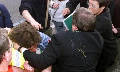 Những "món quà" không mong muốn tặng các chính trị gia