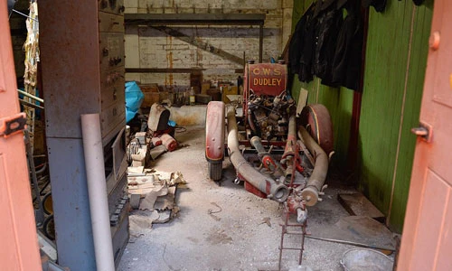 Bên trong trạm cứu hỏa bỏ hoang ở Anh gần 50 năm