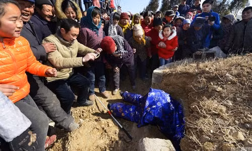 Hài hước lão nông giàu có tự làm đám tang cho mình