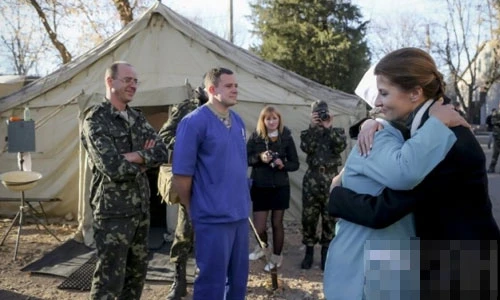 Phu nhân Tổng thống Ukraine thăm bệnh binh giữa vùng chiến sự