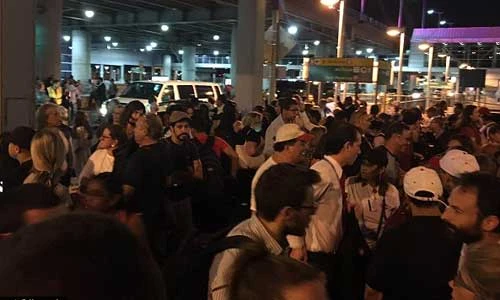 Ảnh sân bay Kennedy hỗn loạn vì nổ súng?