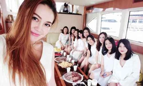 Tiểu thư Trung Quốc khoe của trên mạng xã hội