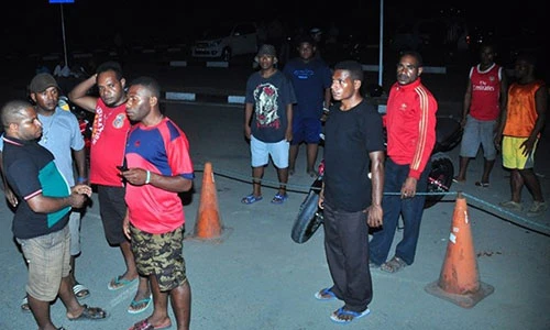 Thân nhân hành khách máy bay Indonesia rơi trắng đêm đợi tin