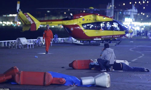 Hiện trường xe tải đâm đám đông ở Pháp, 200 người thương vong