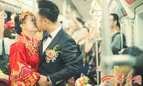 Cặp đôi Trung Quốc đám cưới trên tàu điện ngầm