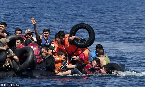 Thuyền xì hơi, người tị nạn chơi vơi giữa biển