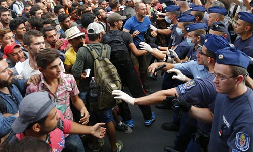 Dân di cư nổi loạn ở nhà ga Hungary