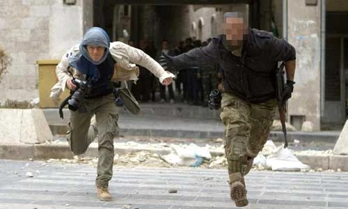 Chùm ảnh nữ phóng viên tác nghiệp trên chiến trường