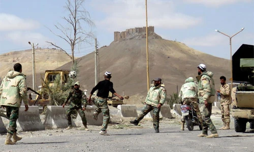 Thích thú hình ảnh lính Syria chơi bóng ở Palmyra