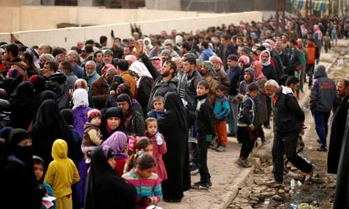 Cảnh dân thường Iraq chen chúc nhận đồ cứu trợ ở Mosul