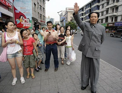 Sửng sốt người phụ nữ có khuôn mặt giống Mao Trạch Đông