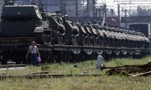 Khí tài quân sự Quân đội Ukraine rầm rập kéo về Donetsk