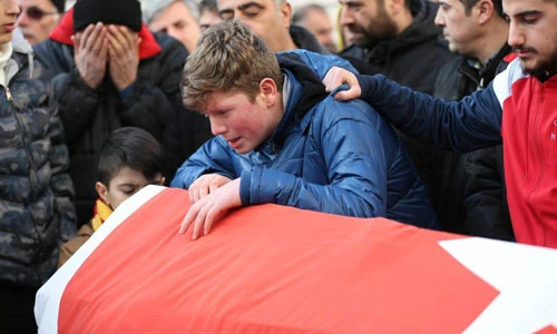 Ảnh: Người dân khóc thương nạn nhân vụ xả súng ở Thổ Nhĩ Kỳ