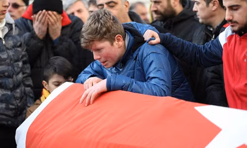 Ảnh: Người dân khóc thương nạn nhân vụ xả súng ở Thổ Nhĩ Kỳ