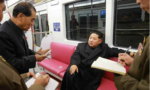 Lãnh đạo Kim Jong-un thị sát đoàn tàu điện ngầm mới