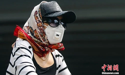 Dân Bắc Kinh vật vã dưới trời nắng nóng 40 độ C