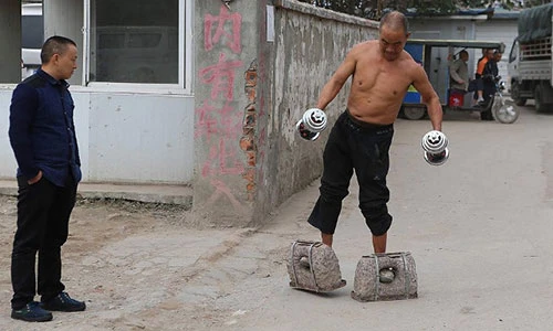 Ông lão cơ bụng 6 múi đi giày đá 70kg suốt 30 năm
