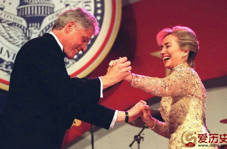 Mối tình mặn nồng của ông bà Clinton qua ảnh
