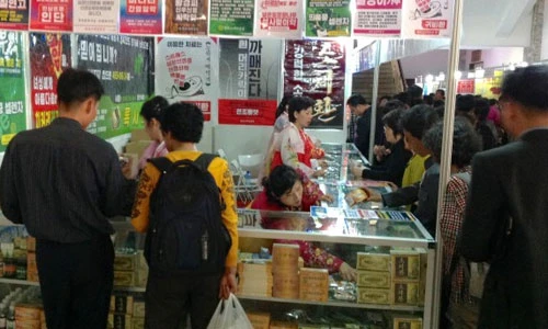 Xem người Triều Tiên nô nức đi hội chợ thương mại
