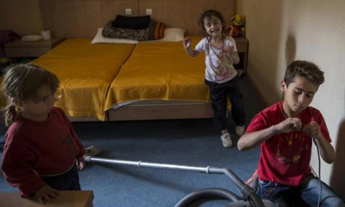 Cảnh dân tị nạn sống trong khách sạn bỏ hoang ở Athens 