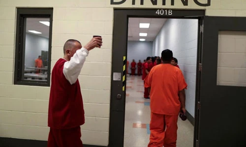 Cuộc sống trong trung tâm giam giữ nhập cư Mỹ qua ảnh