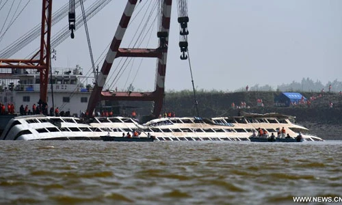 Cảnh trục vớt tàu chìm trên sông Dương Tử