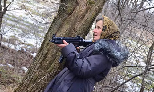 Xem bà lão Ukraine 68 tuổi học bắn súng 