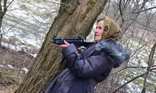 Xem bà lão Ukraine 68 tuổi học bắn súng