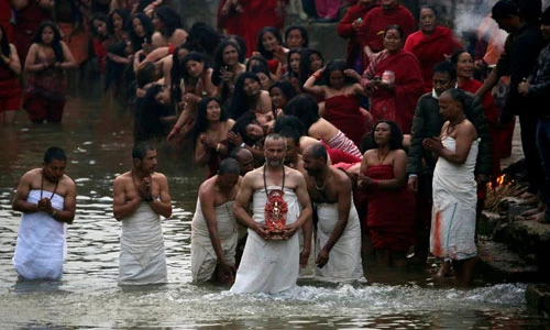 Ảnh độc về lễ hội tắm thánh Swasthani Brata Katha ở Nepal